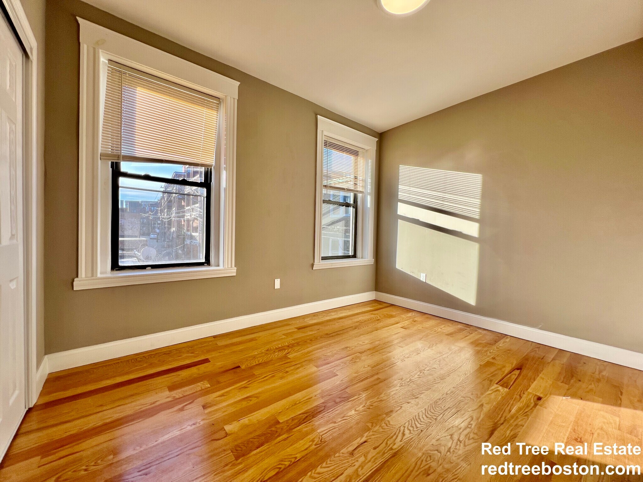 Building Photo - 1914 Beacon St