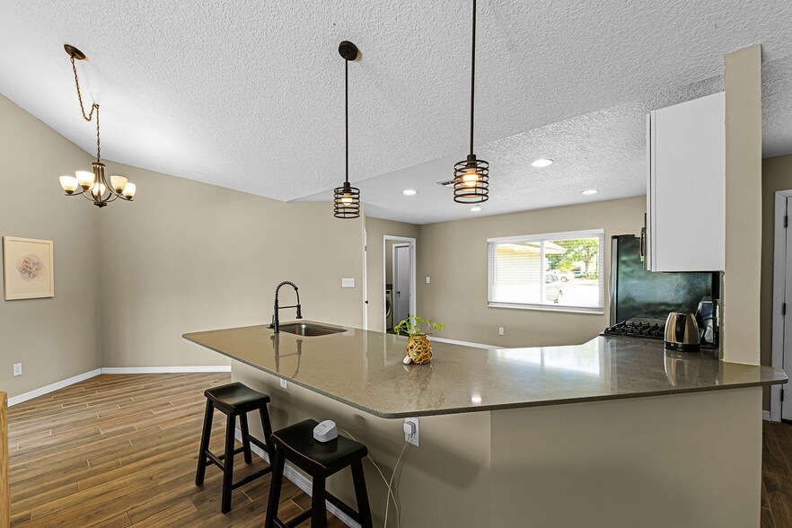 Building Photo - 485 Lakeshore Dr