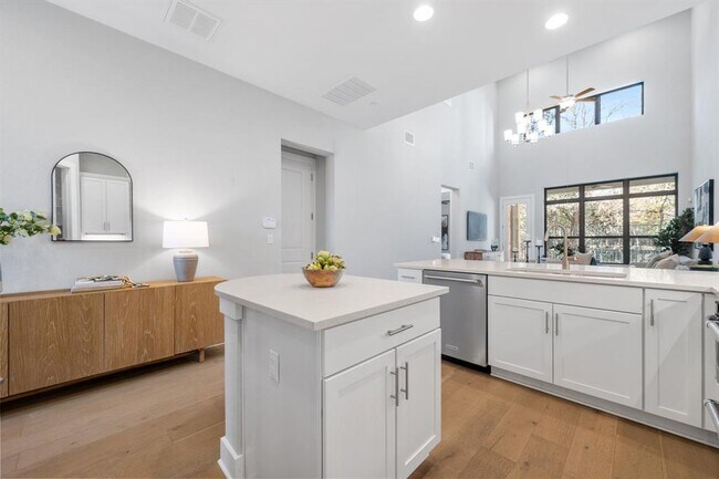 Building Photo - 4323 Spicewood Springs Rd