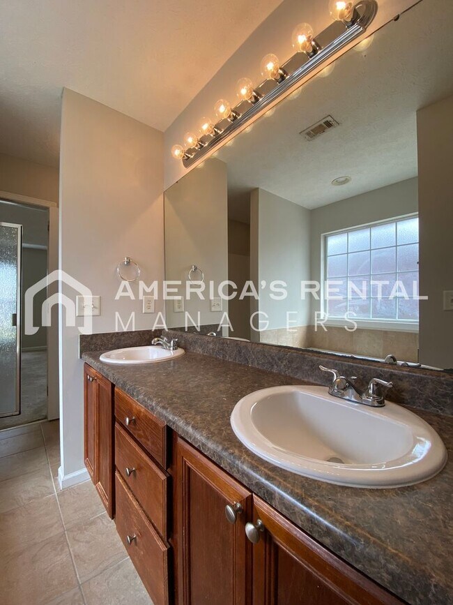 Building Photo - Home for Rent in Montgomery with Fenced in Backyard!!! New LVP Flooring! View with 48 Hours Notic...