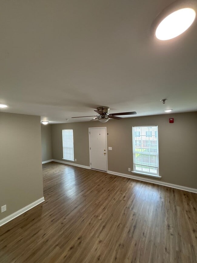 Building Photo - Move in Special 1/2 OFF 1 month's rent!
