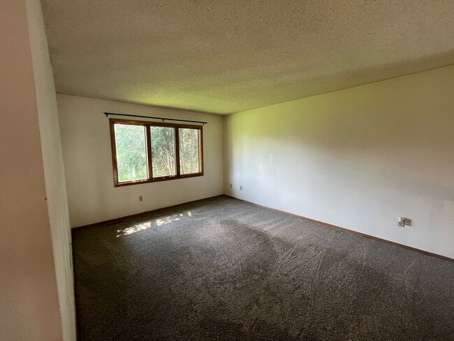 Building Photo - Don't pass up this corner lot unit with 3 ...