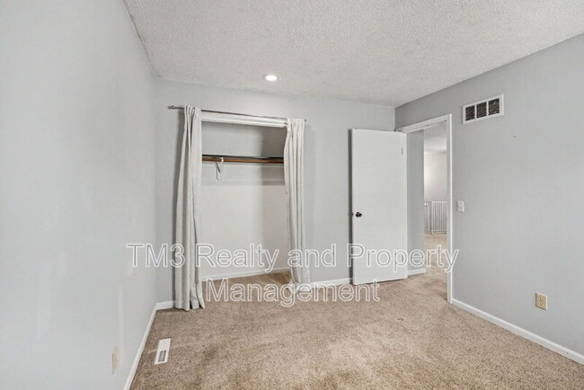 Building Photo - 1324 E 152nd Terrace