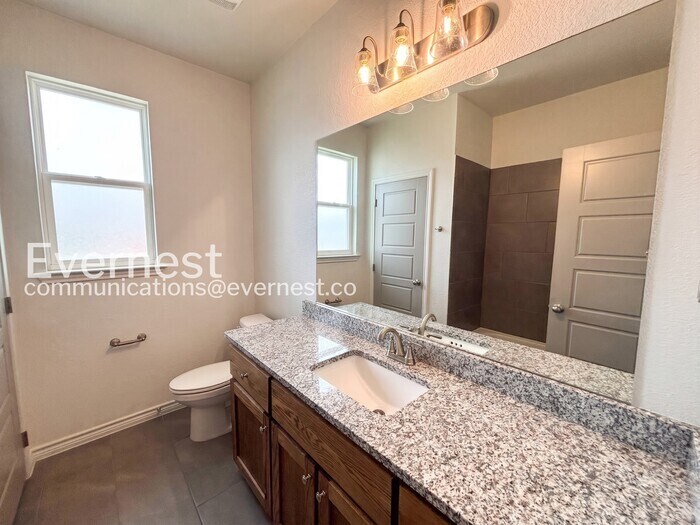 Building Photo - 2204 Hornbeam St