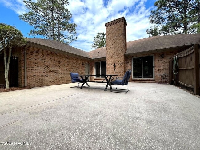 Building Photo - 100 Bridle Path Cir