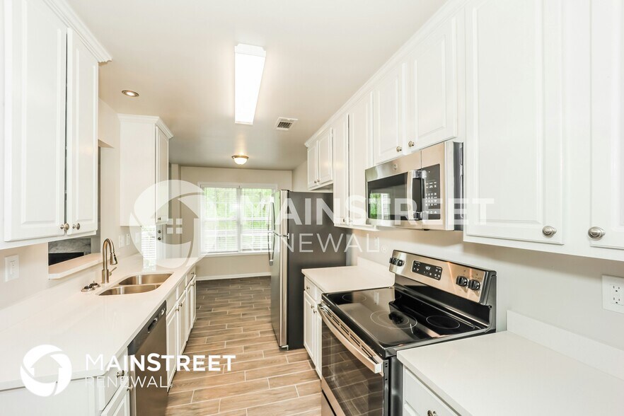 Building Photo - 930 Castlerock Way