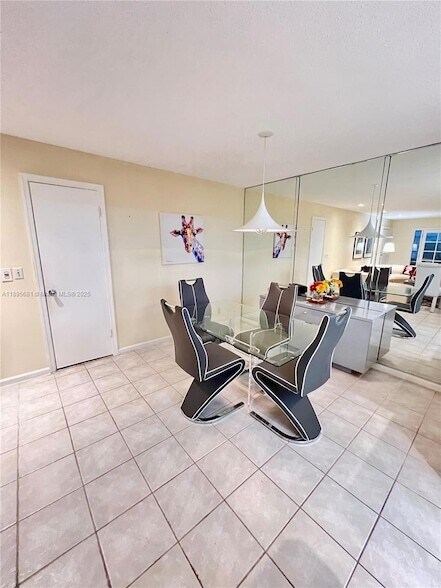 Building Photo - 6385 Bay Club Dr