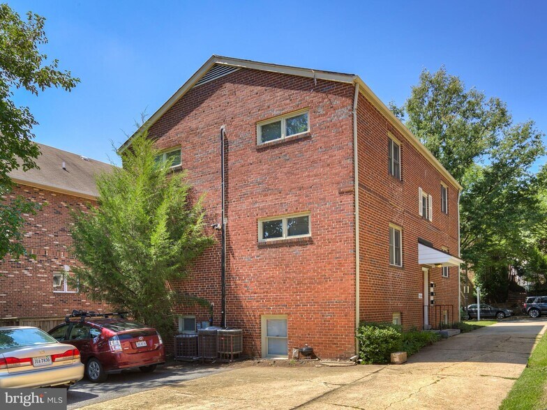 Building Photo - 1121 N Taylor St
