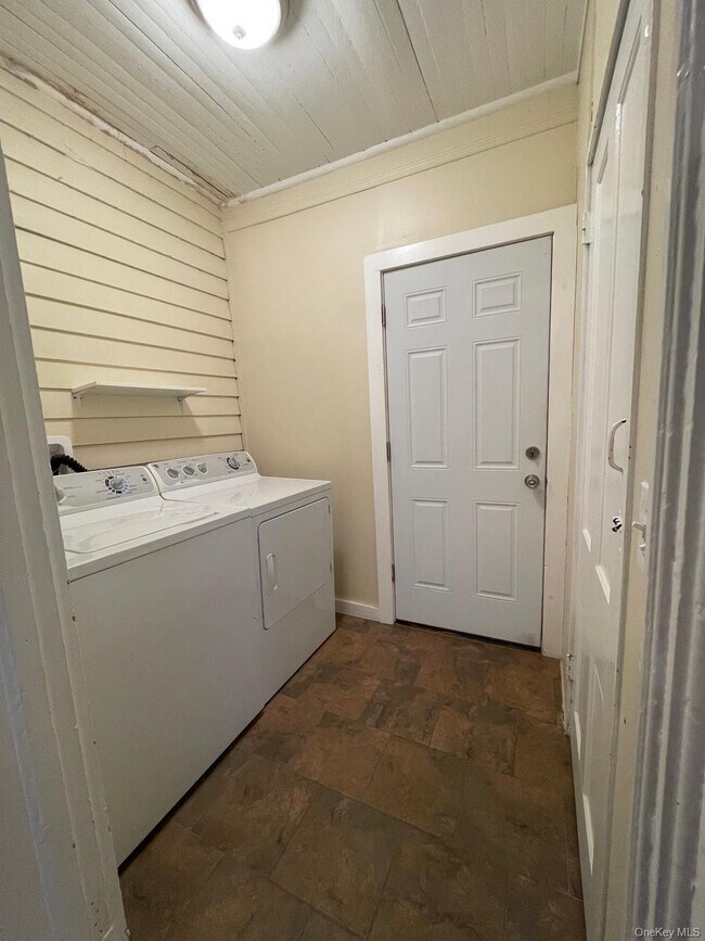 Building Photo - 22 Cozzens Ave
