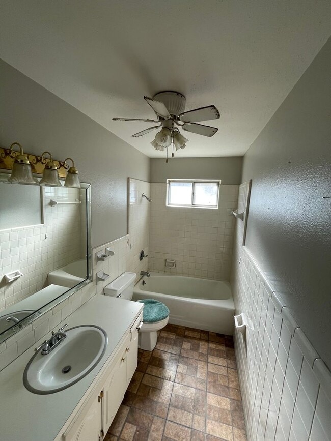 Building Photo - Beautiful 4 Bedroom Southern Hills Home