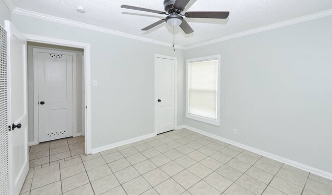 Building Photo - 903 W Kern Rd