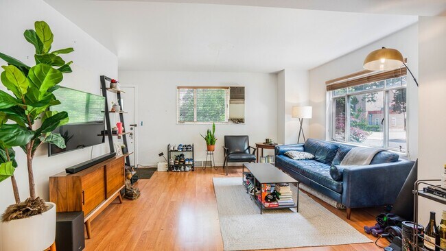 Building Photo - 2337 W Chase Ave