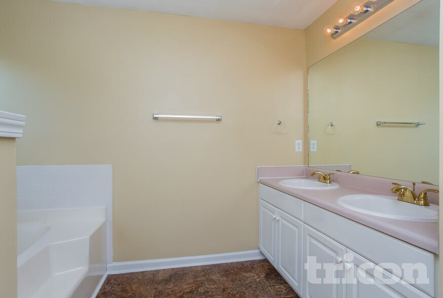 Building Photo - 1420 Spring Hill Run