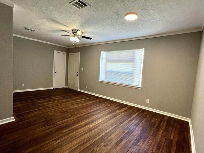 Building Photo - 9529 Chesterfield Dr