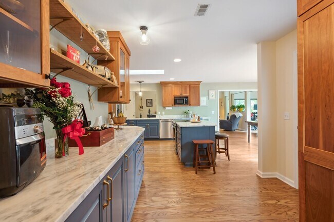Building Photo - Everything included in rent price!! All ut...