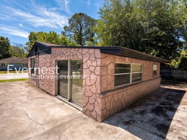 Building Photo - 4 Bed, 2 Bath Home with Off-Street Parking / Pet-Friendly / Coming Soon!