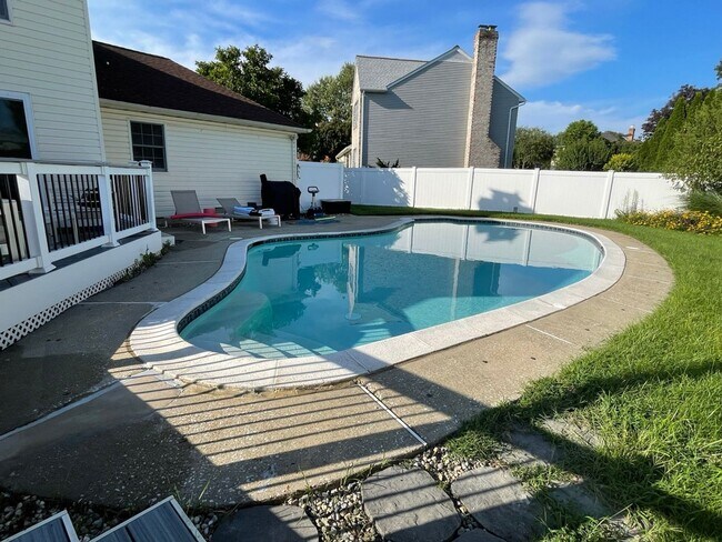 Building Photo - 727 Macphail Ct S