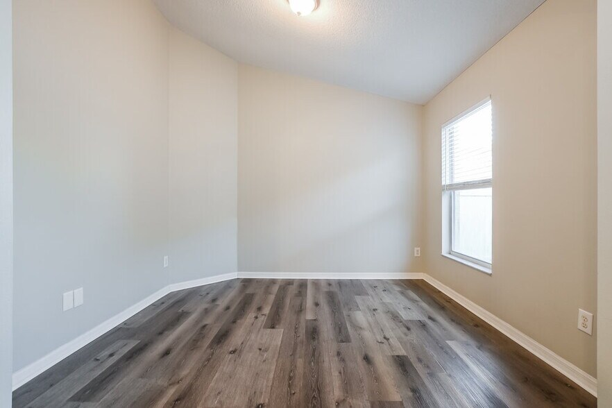 Building Photo - 2613 Deck Ave