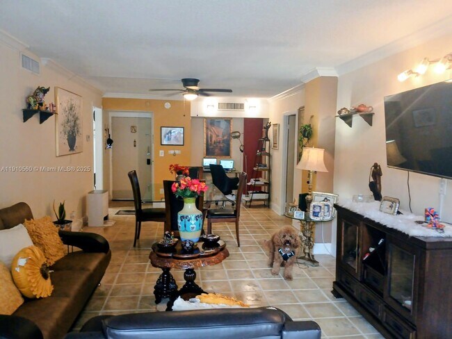 Building Photo - 3101 N Country Club Dr