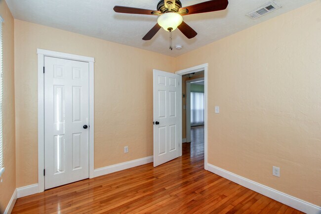 Building Photo - 1709 N Forest Ave
