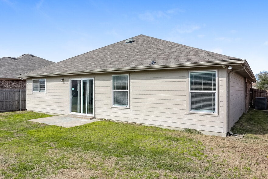 Building Photo - 2040 Shawnee Trail