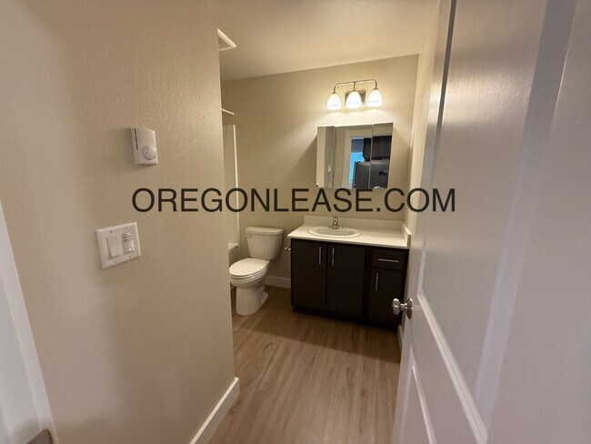 Building Photo - Newer 2-Bedroom Apartment located off Jasp...
