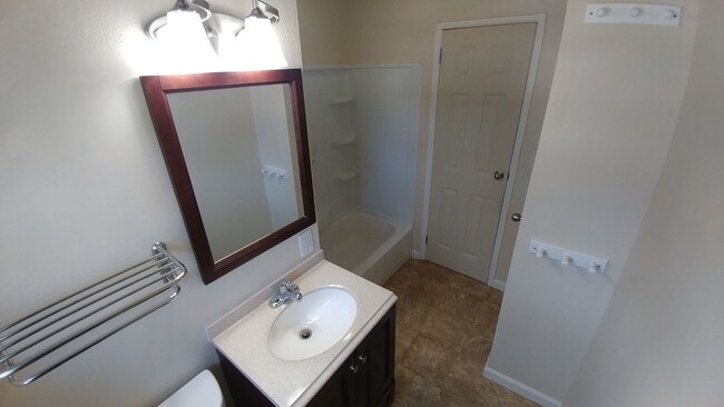 Building Photo - 3 Bedroom 1 Bath Adorable Cape Cod