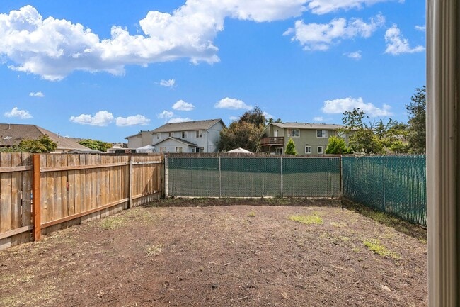 Building Photo - Fantastic 3-Bedroom, 1.5-Bath Duplex With landscaping Included!