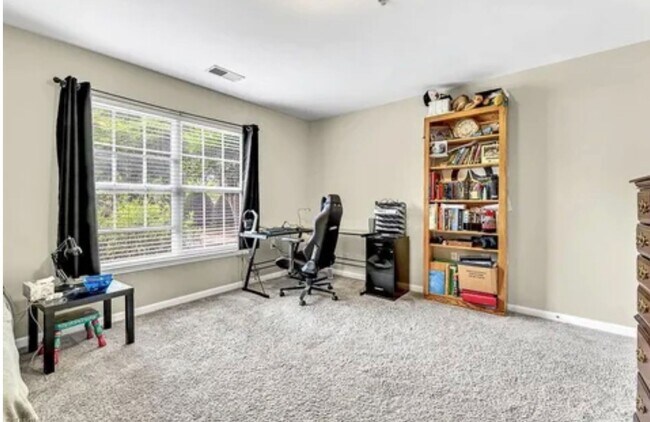 Building Photo - Wonderful updated 2 bedroom 2 bath condo on main level off Battleground ave in NW Greensboro