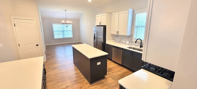 Building Photo - 844 Hedgefield Way