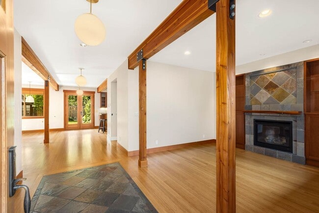 Building Photo - Charming Ravenna home with 5 bedrooms, 4 b...