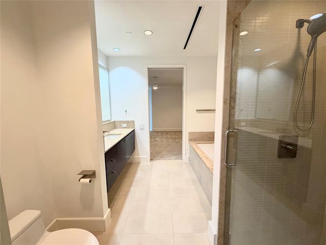 Building Photo - 2408 Victory Park Ln