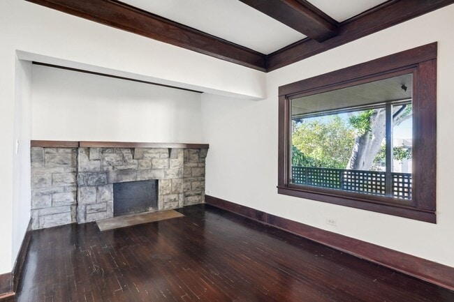 Building Photo - 1044 Manzanita St
