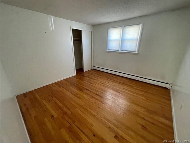 Building Photo - Quaint Single Family in Mystic!