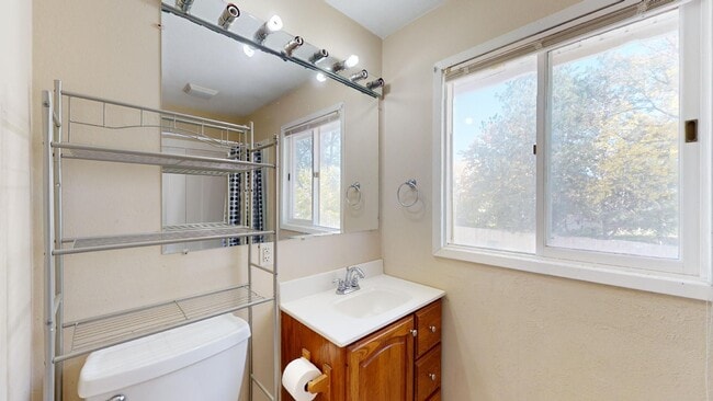 Building Photo - Cute 3 Bedroom Townhouse in SE Ames