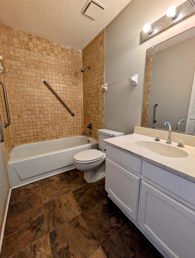 Building Photo - "NOW AVAILABLE! Spacious 3-Bedroom Townhouse Retreat with 2.5 Baths in Orange Park Awaits!"