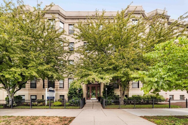 Building Photo - 81 Park Dr