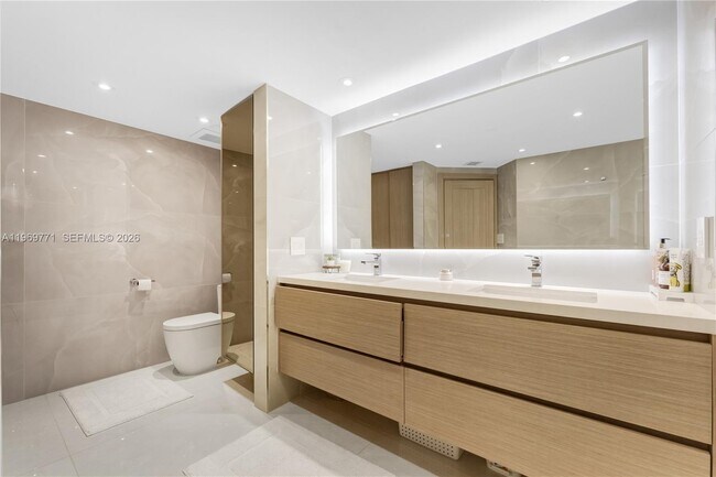 Building Photo - 20191 E Country Club Dr