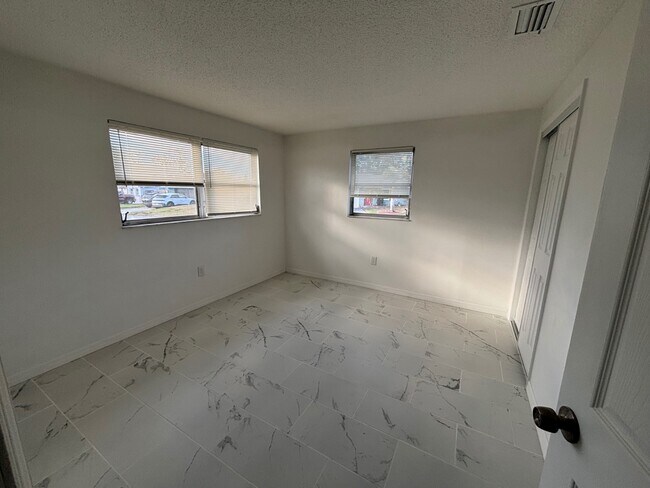 Building Photo - 4515 Needle Palm Dr