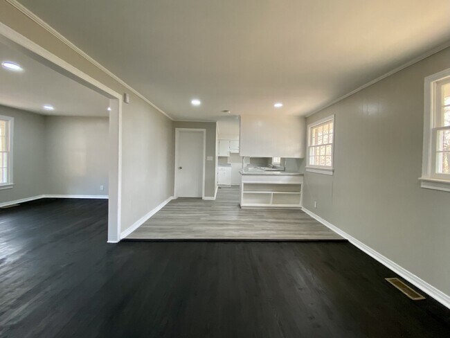 Building Photo - "Charming 3-Bedroom Rental with Hardwood Floors in Florence, AL - A Must-See!"