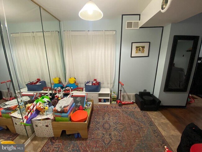 Building Photo - 3850 Woodhaven Rd