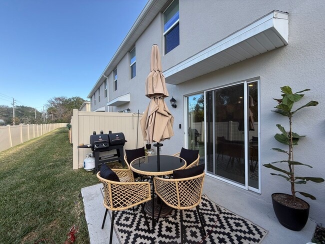 Building Photo - Beautiful 3 Bedroom 2.5-bathroom townhome