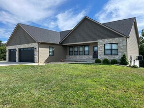 Building Photo - Beautiful 3 Bed / 2 Bath Home with 3-Car G...