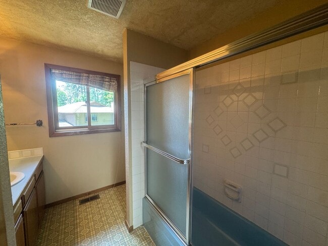 Building Photo - Charming 3 Bed, 3 Bath Home in Spokane Val...