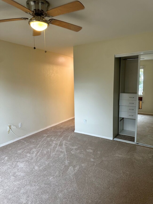 Building Photo - Parkglen, 2 bedroom, 2 bath Ground floor u...