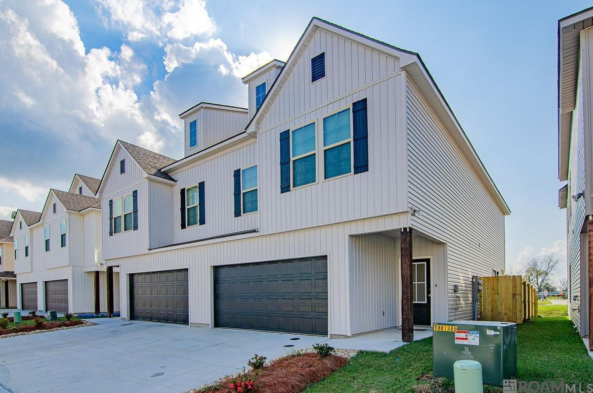 Building Photo - 5618 Cottage Lake Dr