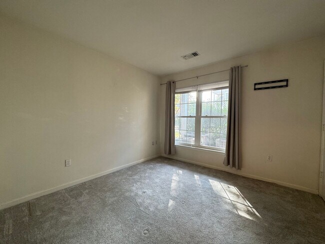 Building Photo - Spacious 3 Bed 3 Bath Condo With Balcony I...