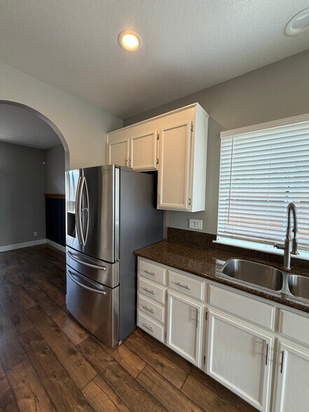 Building Photo - 1605 Paseo Flores Dr
