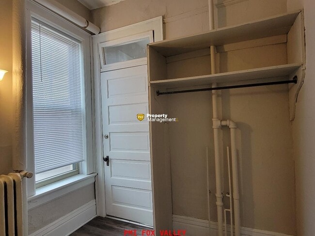 Building Photo - 4 or 5 Bedroom Upper Luxury Apartment with Custom Fireplace in Historic Building