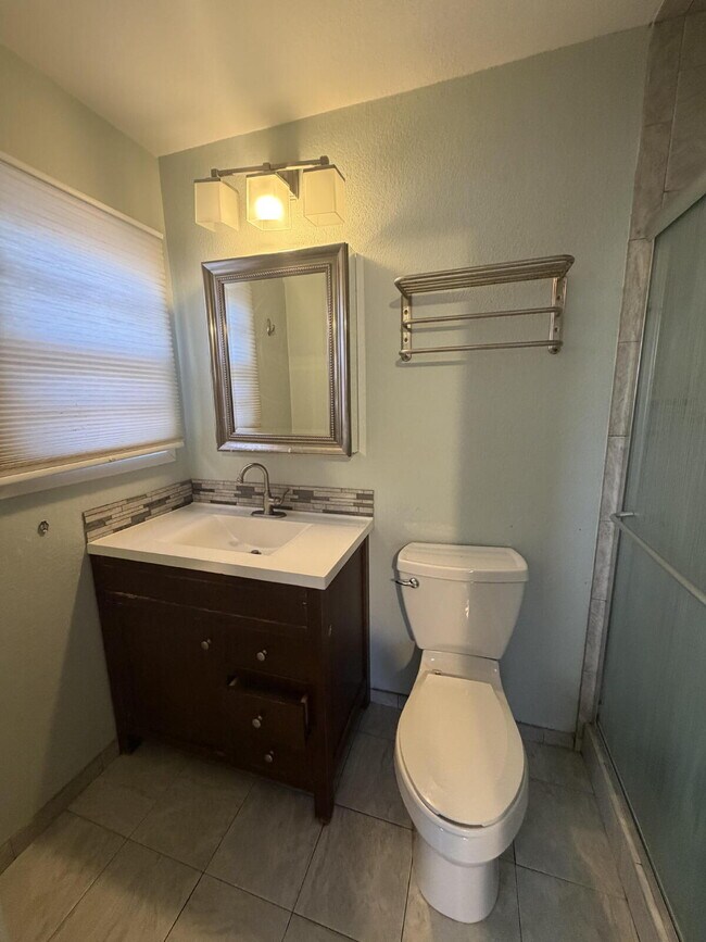 Building Photo - 2 Bed 2 bath House Located Near Medical District!